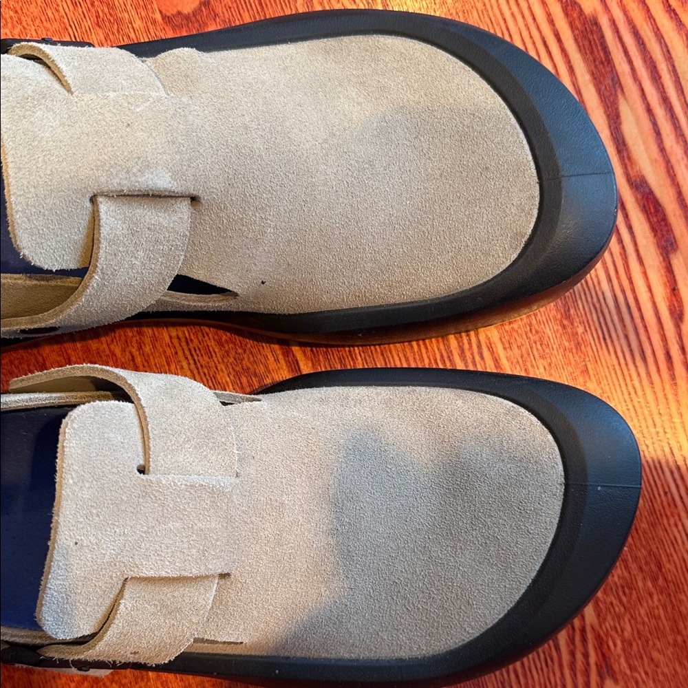 Birkenstock Men's Tan Suede Loafers Size 44 Like New.
Purchased in Paris France - Picture 6 of 7